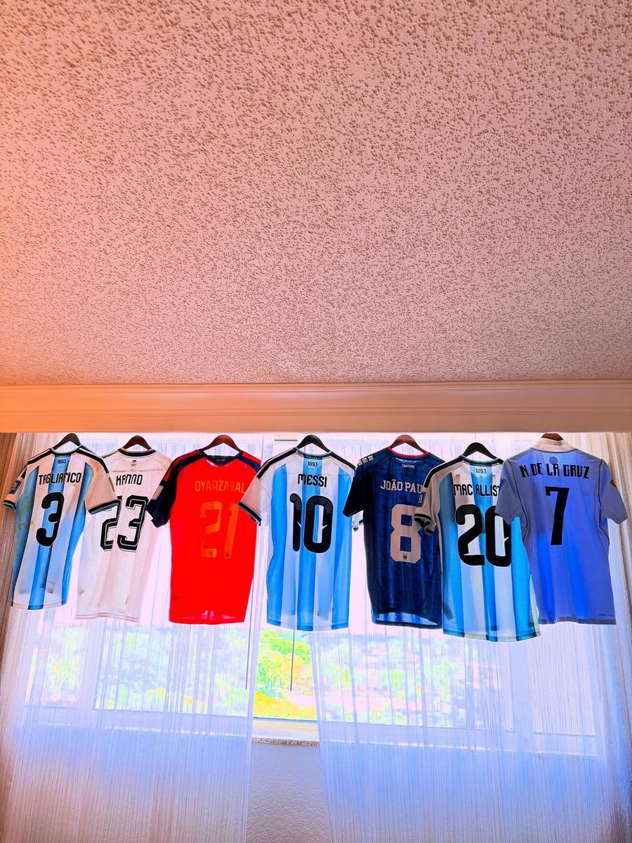 Tricourile lui Joao Paulo, după eliminarea de la Campionatul Mondial // Sursă foto: Instagram @jpfernandes_18 Joao Paulo, de la FCSB, întâlnire de gradul zero cu Lionel Messi la Mondial! A primit tricoul semnat de campionul mondial și a făcut publice imaginile