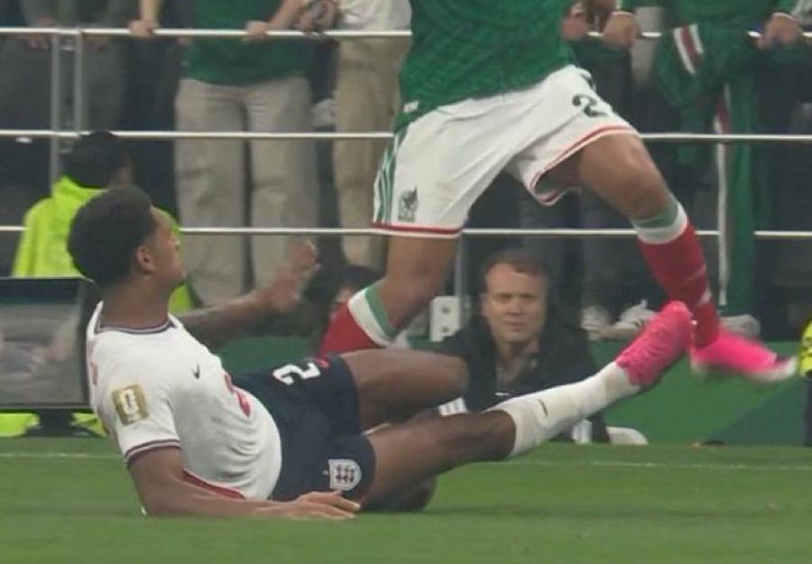 Faultul lui Quansah din Mexic - Anglia // Foto: Twitter Thomas Tuchel cere și el anularea unei eliminări: „Ar putea să-i ceară ajutorul lui Trump”