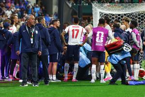 Accidentare ciudată după Mexic - Anglia » Fotbalistul lui Tuchel a fost scos pe targă și dus imediat la spital: „Arată rău”