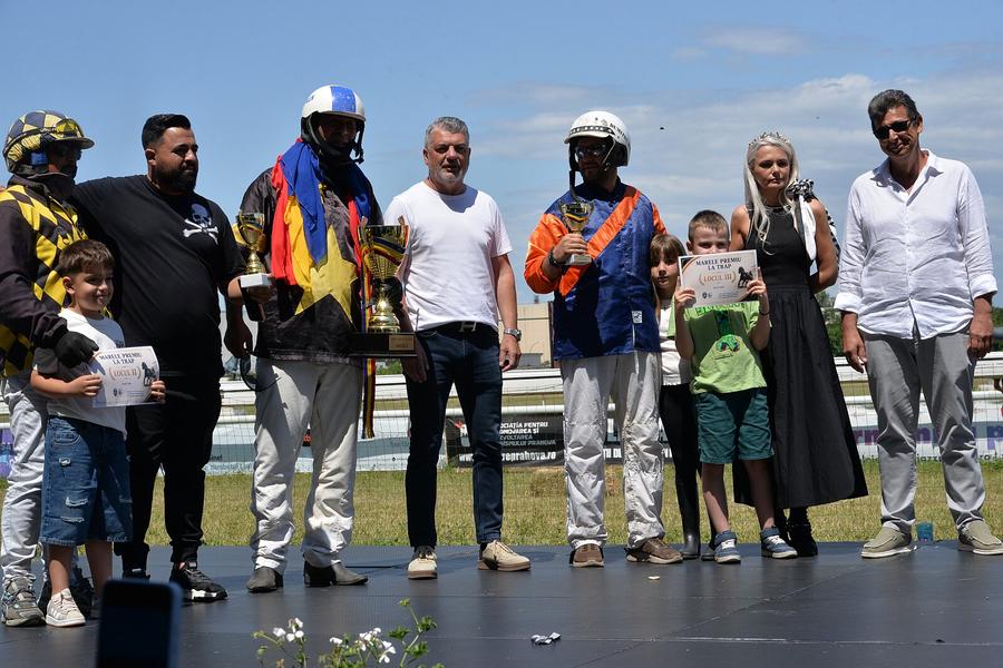 Lucian Rădulescu (tricou alb), directorul CSM Ploiești, a făcut duminică oficiile de premiere la derby-ul căzut pe panta doping. Foto: csmploiesti.ro Și caii se dopează, nu-i așa? Scandal imens pe hipodromul de la Ploiești: câștigătorul Derby-ului, ascuns de controlul antidoping + „Funcționează ilegal! Îi închid!”