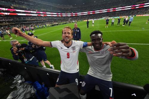 Harry Kane și Bukayo Saka au cântat la final împreună cu fanii / Foto: Imago
