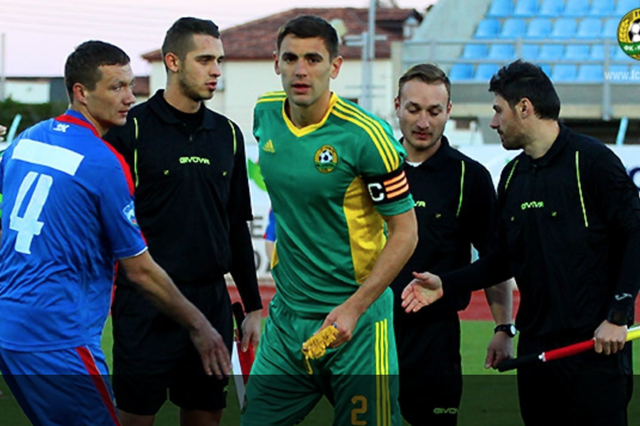 Alin Stoica (primul din dreapta), deghizat în tușier la amicalul Kuban - Enisei din 2016. Primul arbitru din stânga e de fapt fotbalistul leton Kirils Grigorovs, suspendat la începutul acestui an într-un caz imens de trucare de meciuri în Armenia Caz șocant la școala de fotbal lansată de fiul lui Iordănescu și doi prieteni: un aranjor de meciuri, antrenor la copii. Mamă: „Am fost iubiți. Are conturi la pariuri pe numele meu”