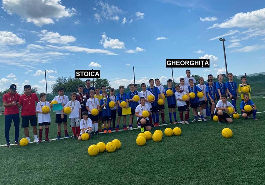 Copiii de la AAASport, alături de antrenorii Alin Stoica și Alexandru Gheorghiță Caz șocant la școala de fotbal lansată de fiul lui Iordănescu și doi prieteni: un aranjor de meciuri, antrenor la copii. Mamă: „Am fost iubiți. Are conturi la pariuri pe numele meu”