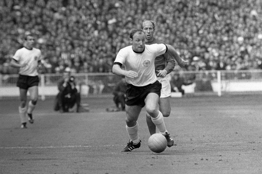 Uwe Seeler, urmărit de Bobby Charlton (foto: Imago) UWE!