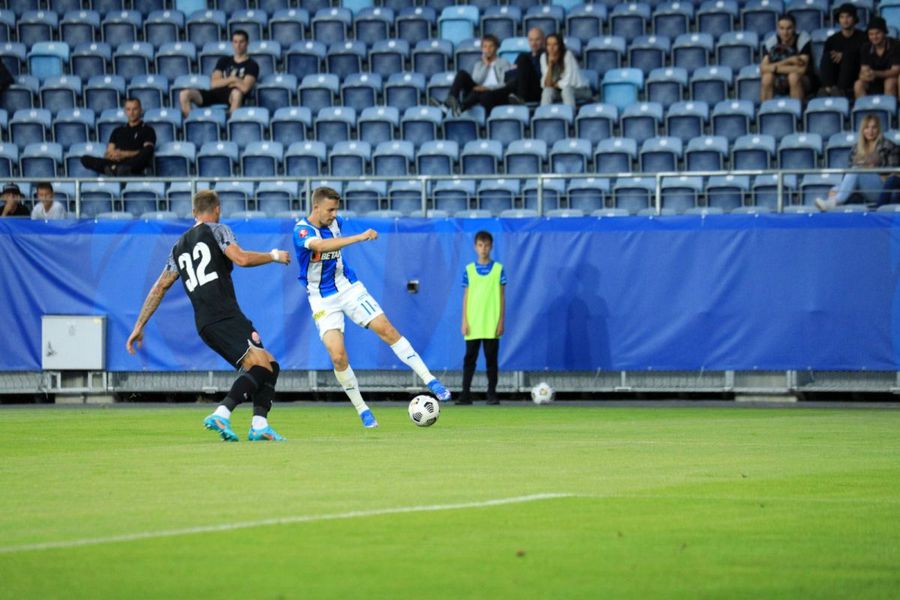 După ce a stat 6 etape în întrecerea internă din cauza unui gest huliganic (cap în pieptul adversarului, a la Zidane), Bancu a reușit în Conference performanța să ia un cartonaș galben în minutul 6 al meciului cu Zoria (foto: Facebook) „Cine-a pus Conferința asta-n drum?”