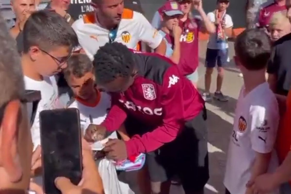 Fanii Valenciei s-au fotografiat cu un fan de la Aston Villa crezând că e fotbalist