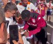 Moment viral: fanii s-au îngrămădit să facă poze cu el, crezând că e fotbalist! Cum a reacționat bărbatul