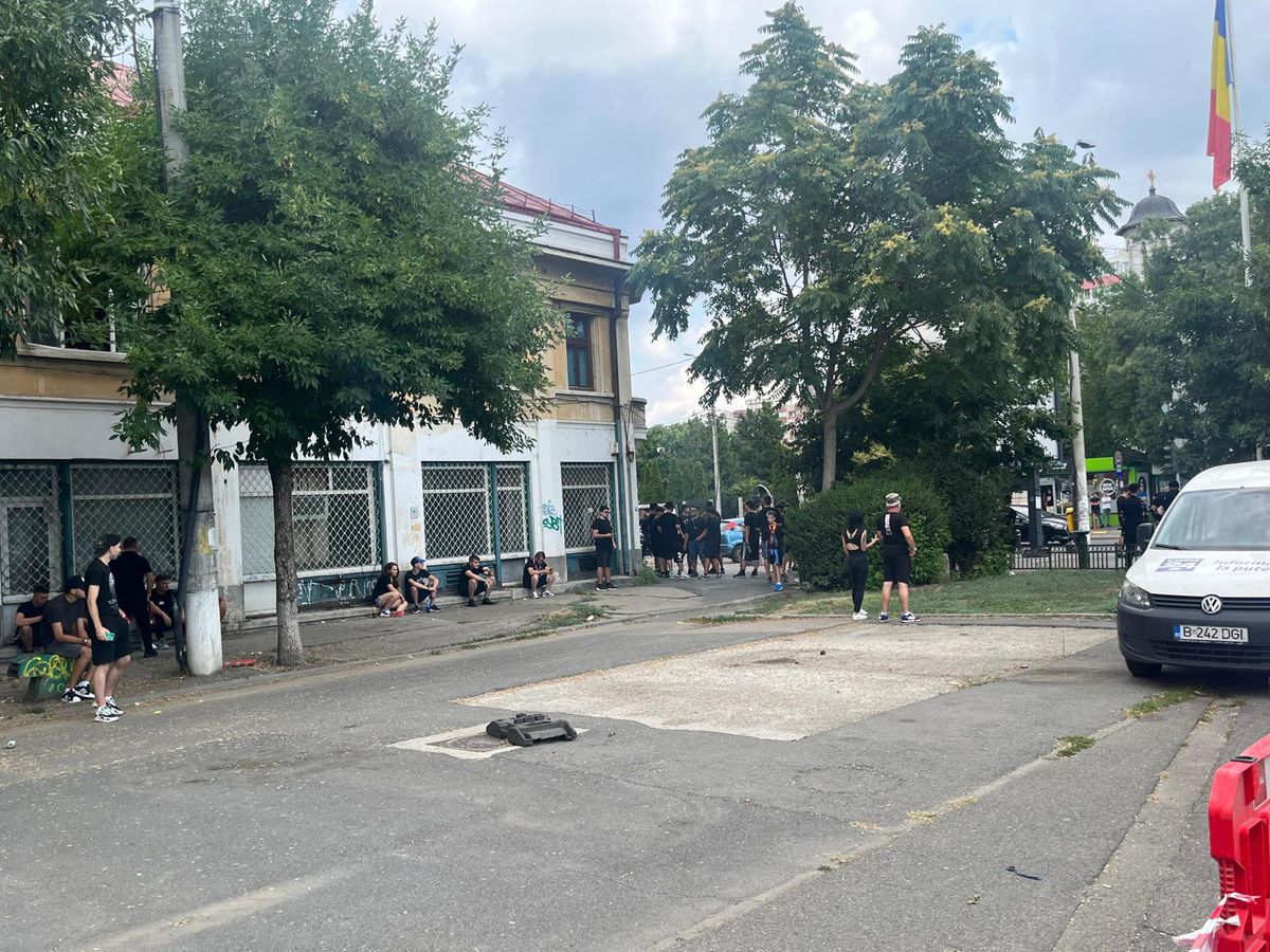 Ce s-a auzit la stația de amplificare din Ghencea înainte de FCSB - CFR Cluj: „În această seară, suporterii roș-albaștri din tribună poartă un singur nume...”