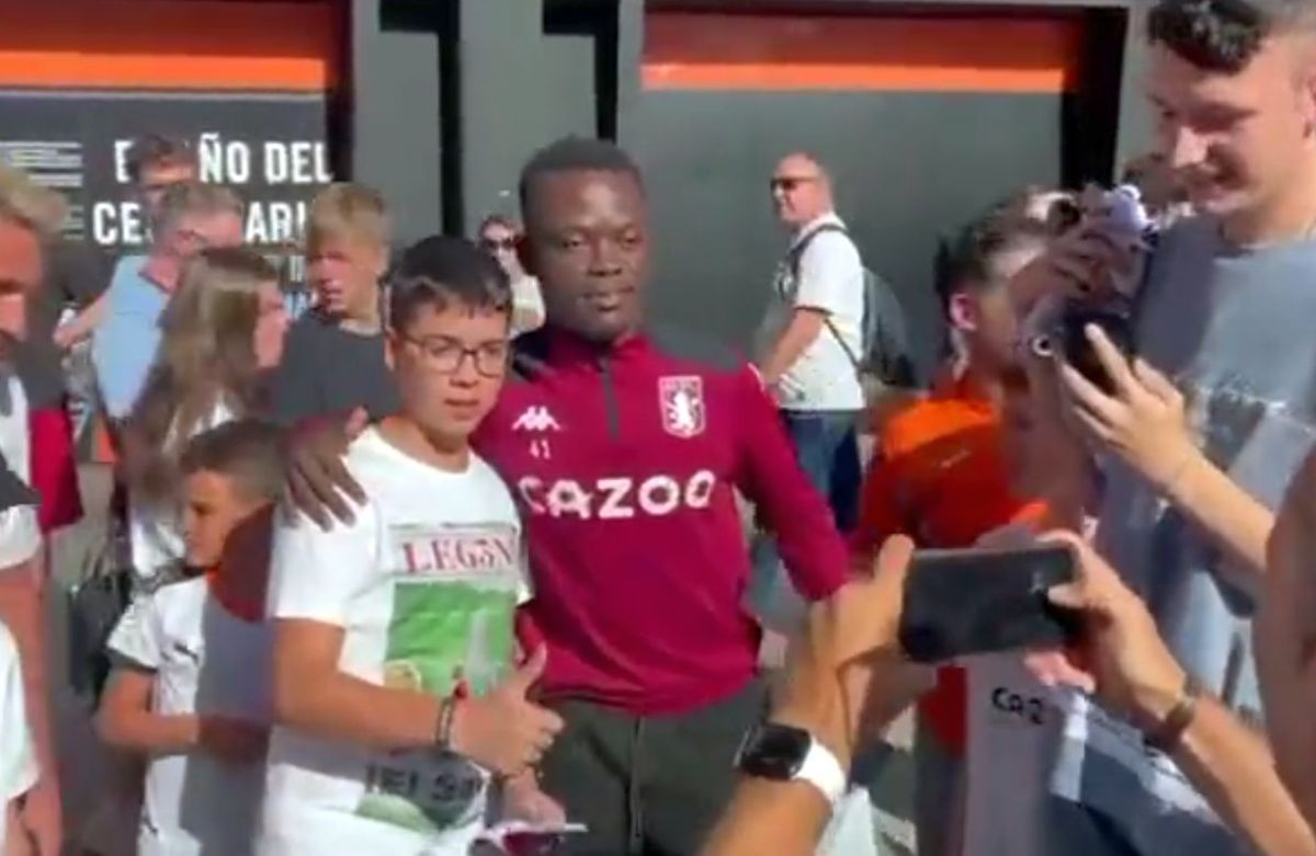 Moment viral: fanii s-au îngrămădit să facă poze cu el, crezând că e fotbalist! Cum a reacționat bărbatul