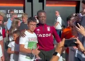 Moment viral: fanii s-au îngrămădit să facă poze cu el, crezând că e fotbalist! Cum a reacționat bărbatul