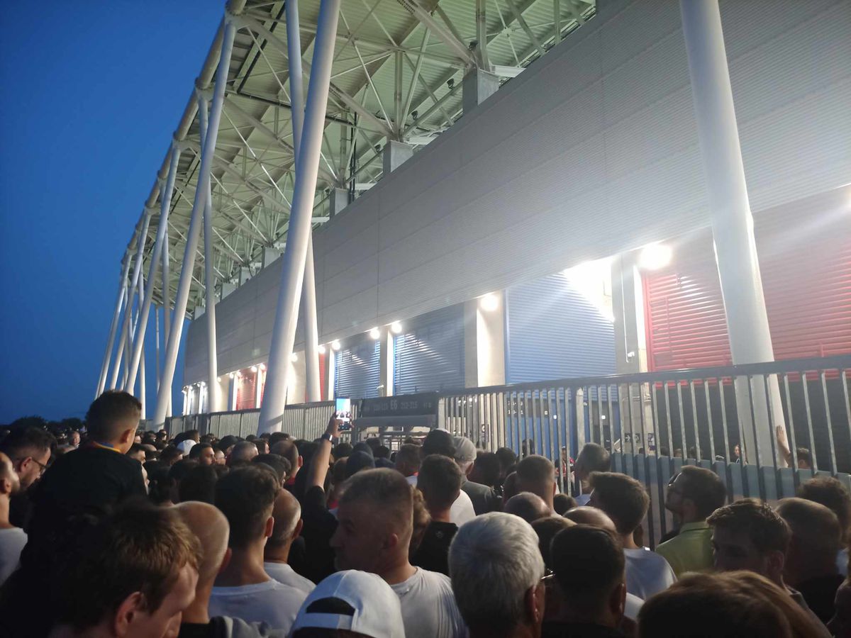 Scene periculoase în Ghencea! Mii de fani ținuți ca „sardinele” la porți! A fost nevoie de intervenția Ambulanței » Fanii acuză o conspirație