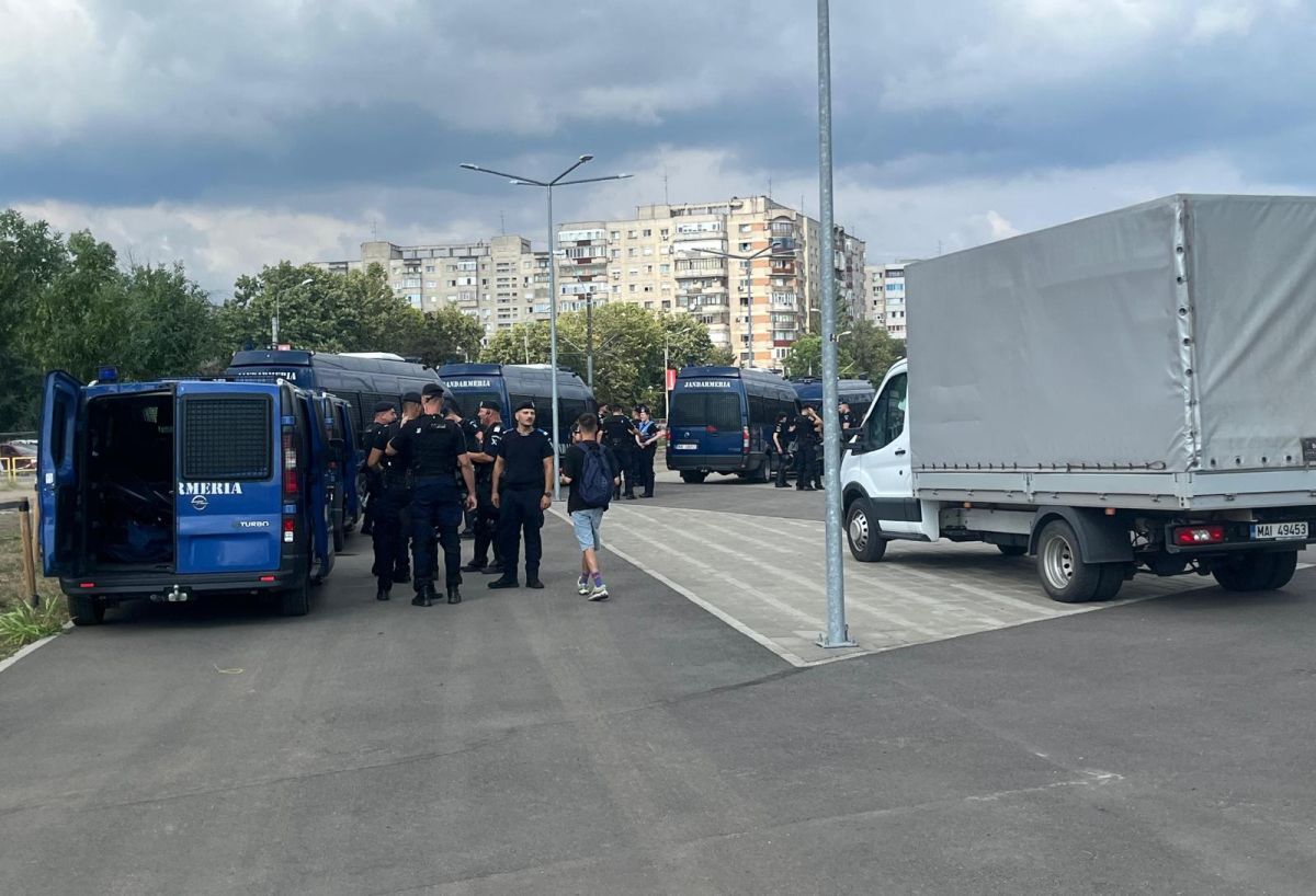 Ce s-a auzit la stația de amplificare din Ghencea înainte de FCSB - CFR Cluj: „În această seară, suporterii roș-albaștri din tribună poartă un singur nume...”