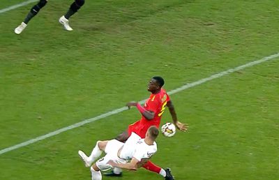 Două faze de penalty judecate diferit la FCSB - CFR » Verdictul specialistului: „Arbitrul a luat decizia corectă la ambele faze”