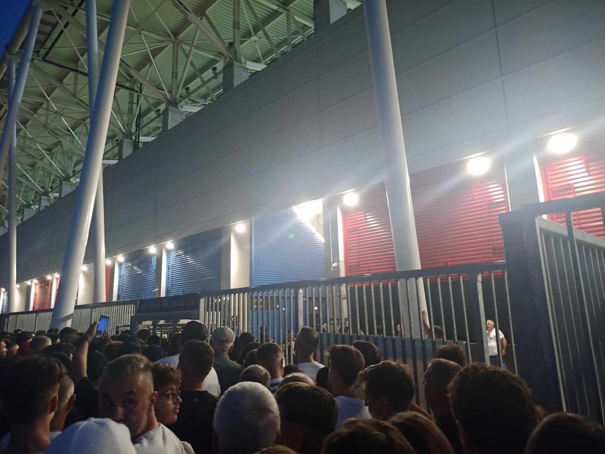 Scene periculoase în Ghencea! Mii de fani ținuți ca „sardinele” la porți! A fost nevoie de intervenția Ambulanței » Fanii acuză o conspirație