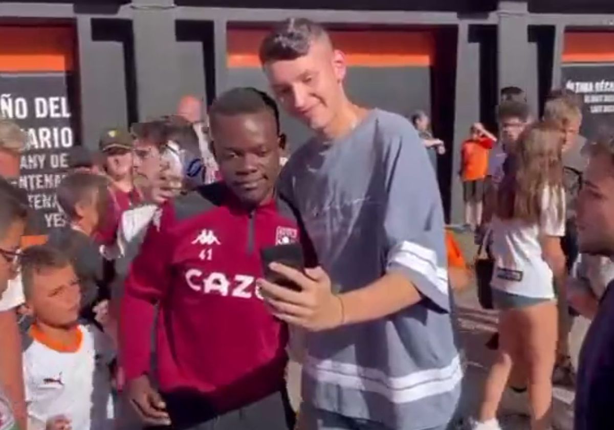 Moment viral: fanii s-au îngrămădit să facă poze cu el, crezând că e fotbalist! Cum a reacționat bărbatul