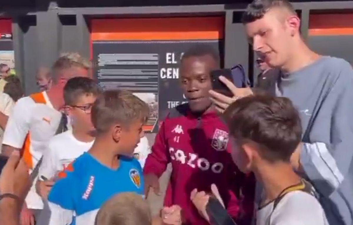 Fanii Valenciei s-au fotografiat cu un fan de la Aston Villa crezând că e fotbalist