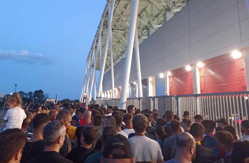 Primul sold-out din istoria arenei „Steaua” a creat mari probleme la porțile de intrare. Mii de suporteri au ratat fluierul de start din FCSB - CFR Cluj.