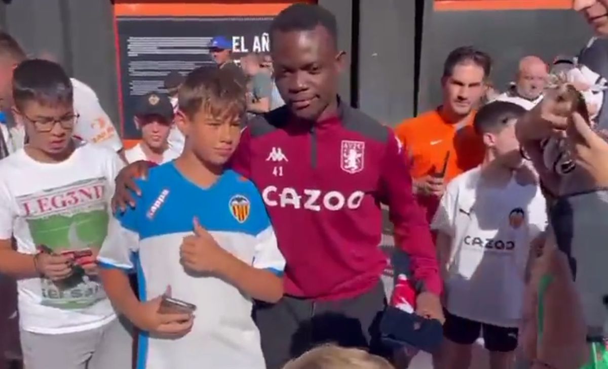 Fanii Valenciei s-au fotografiat cu un fan de la Aston Villa crezând că e fotbalist