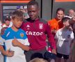 Fanii Valenciei s-au fotografiat cu un fan de la Aston Villa crezând că e fotbalist