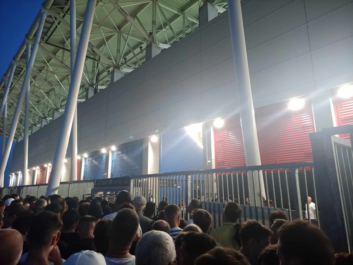 Scene periculoase în Ghencea! Mii de fani ținuți ca „sardinele” la porți! A fost nevoie de intervenția Ambulanței » Fanii acuză o conspirație