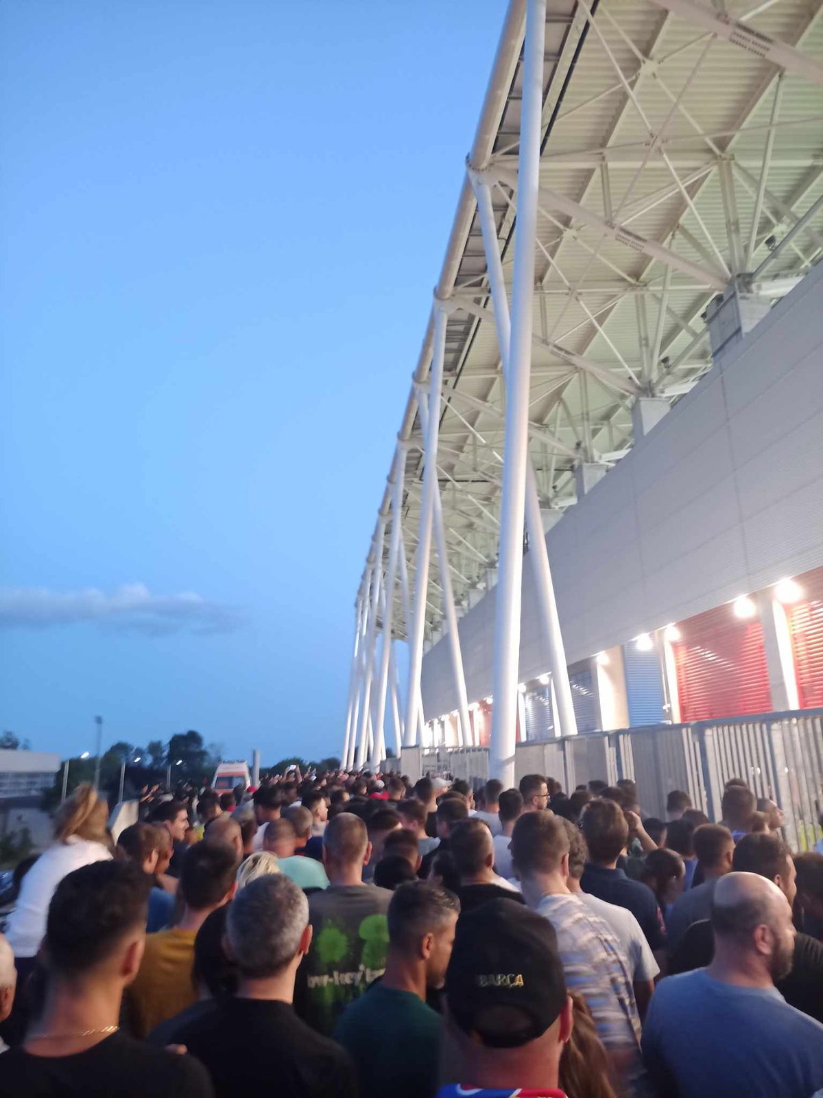 Scene periculoase în Ghencea! Mii de fani ținuți ca „sardinele” la porți! A fost nevoie de intervenția Ambulanței » Fanii acuză o conspirație