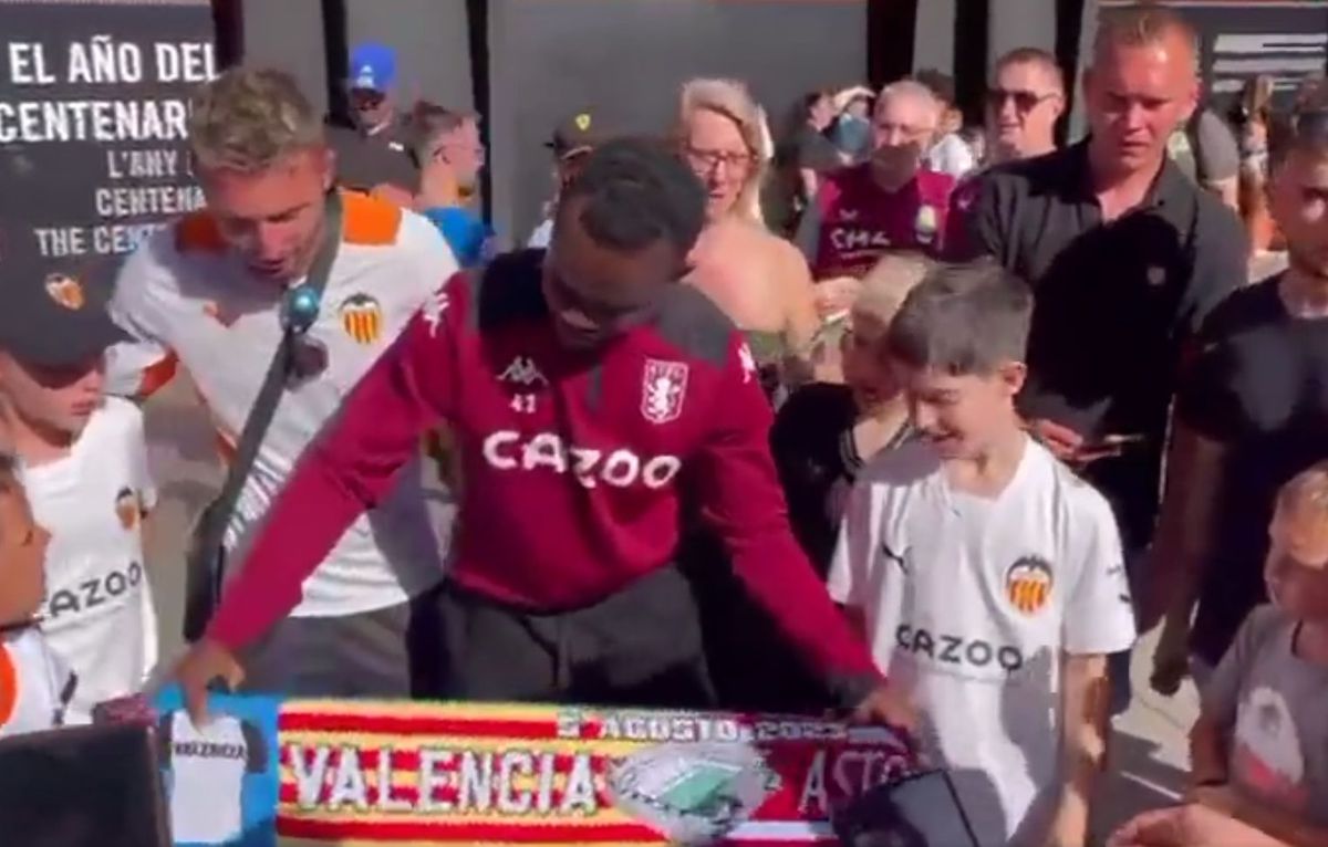 Moment viral: fanii s-au îngrămădit să facă poze cu el, crezând că e fotbalist! Cum a reacționat bărbatul