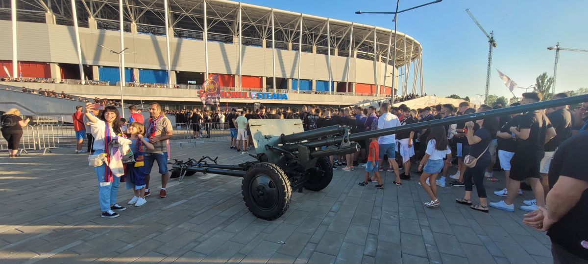 Ce s-a auzit la stația de amplificare din Ghencea înainte de FCSB - CFR Cluj: „În această seară, suporterii roș-albaștri din tribună poartă un singur nume...”