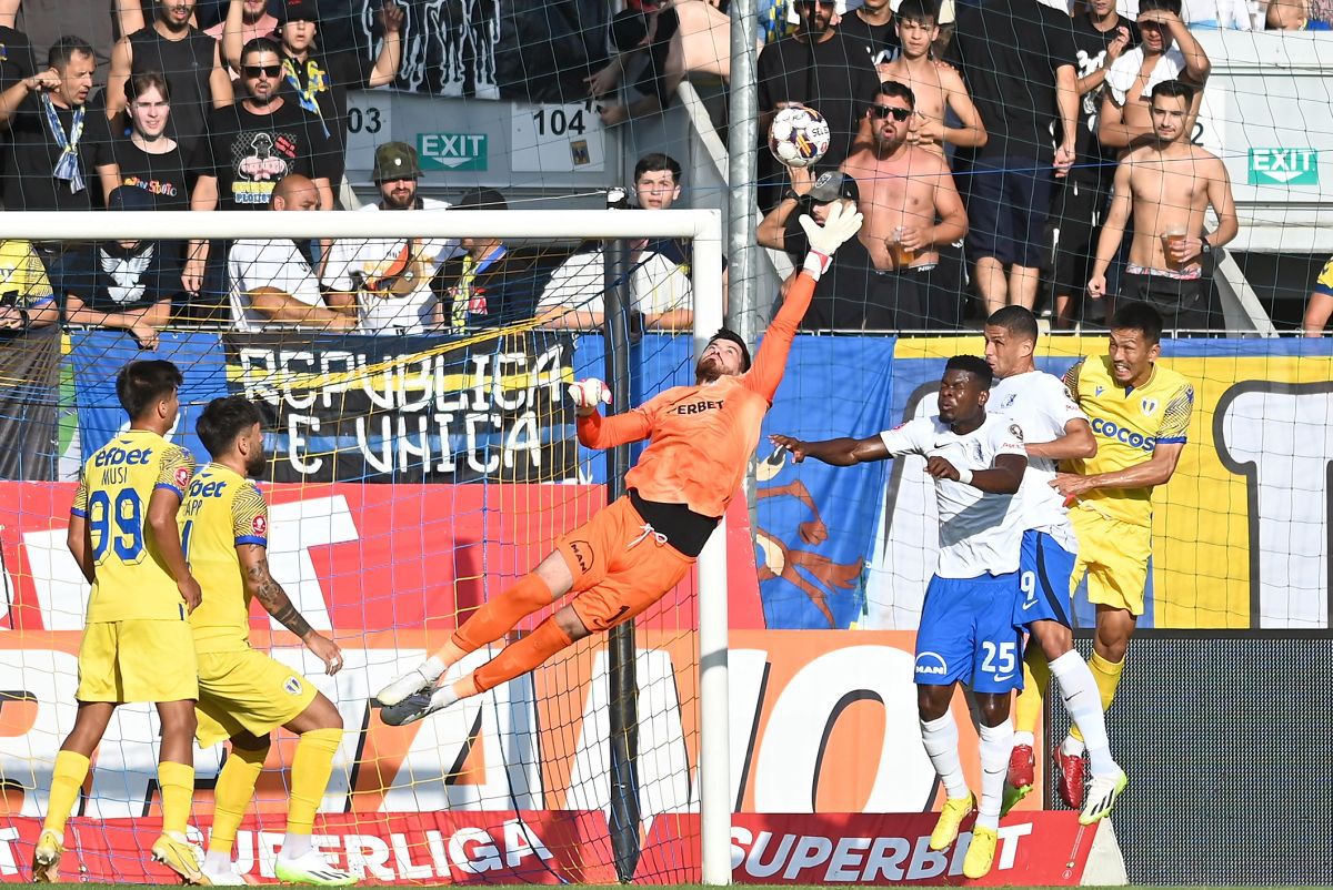 10 informații de la Petrolul - Farul » Derapaje rasiste ale fanilor prahoveni, Hagi cu bodyguardul pe bancă și fuga jucătorilor de declarații