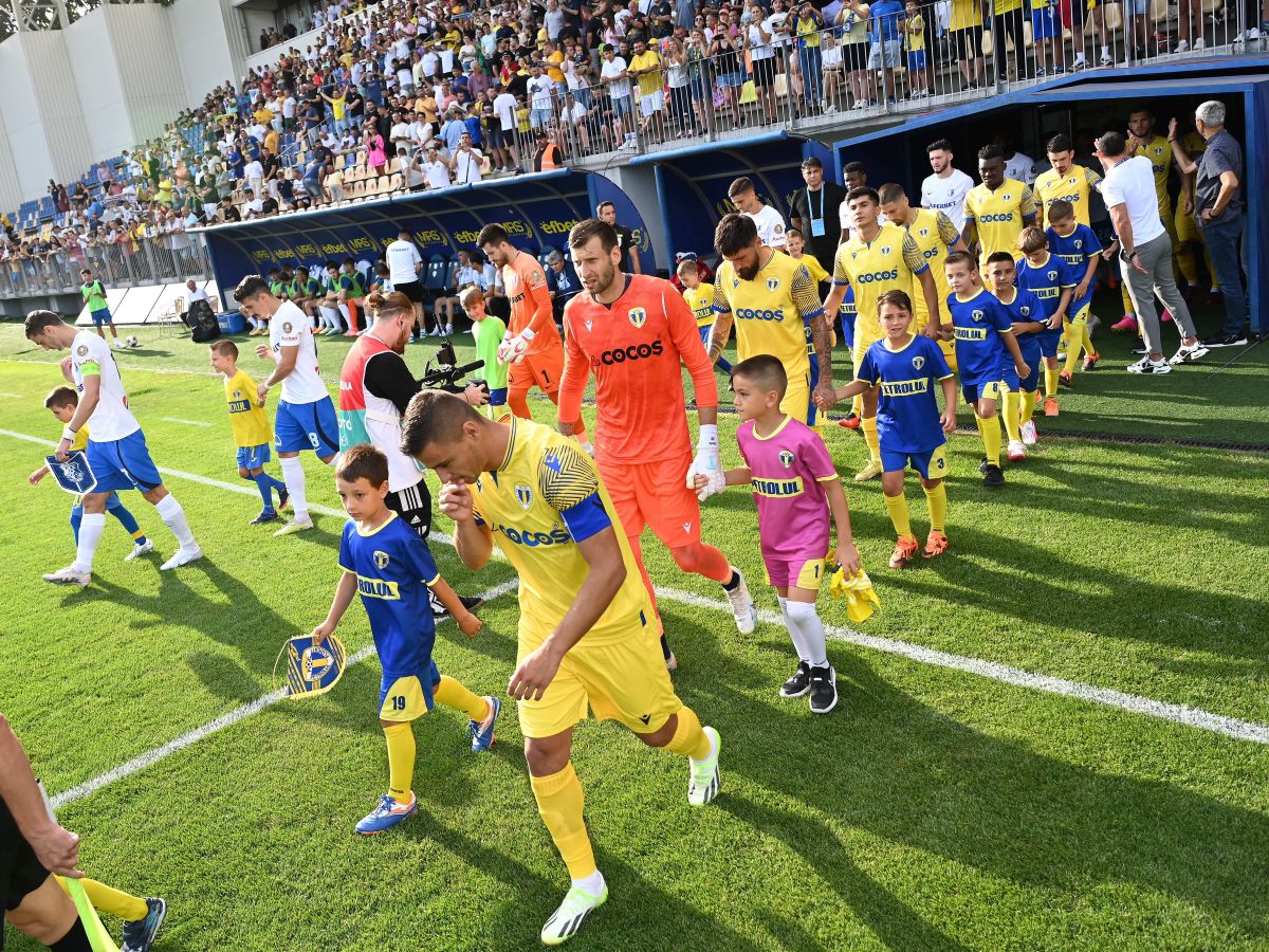 10 informații de la Petrolul - Farul » Derapaje rasiste ale fanilor prahoveni, Hagi cu bodyguardul pe bancă și fuga jucătorilor de declarații