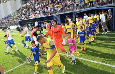 10 informații de la Petrolul - Farul » Derapaje rasiste ale fanilor prahoveni, Hagi cu bodyguardul pe bancă și fuga jucătorilor de declarații