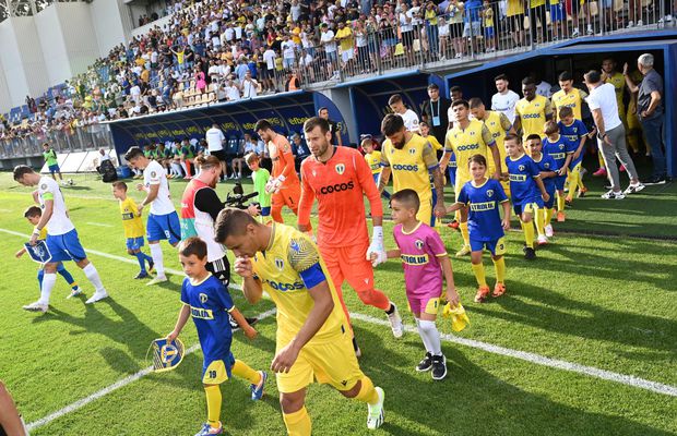 10 informații de la Petrolul - Farul » Derapaje rasiste ale fanilor prahoveni, Hagi cu bodyguardul pe bancă și fuga jucătorilor de declarații