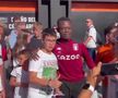 Fanii Valenciei s-au fotografiat cu un fan de la Aston Villa crezând că e fotbalist