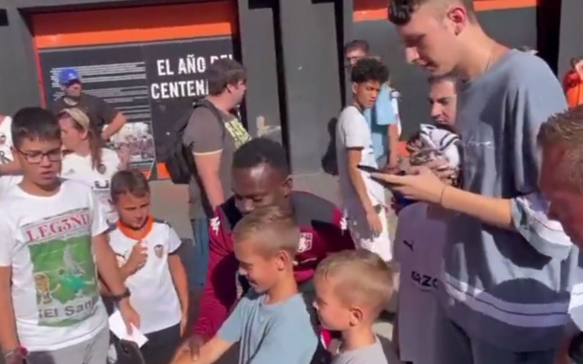 Fanii Valenciei s-au fotografiat cu un fan de la Aston Villa crezând că e fotbalist