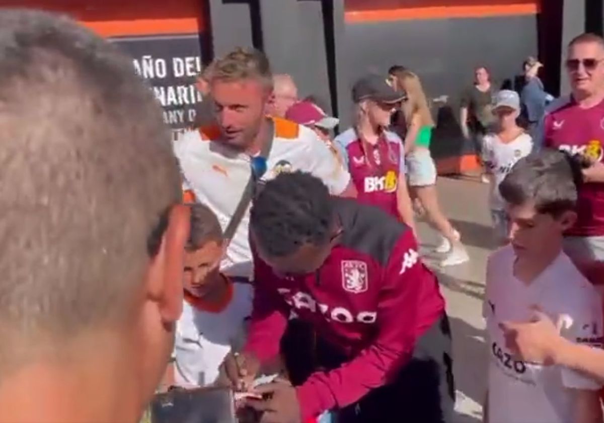 Fanii Valenciei s-au fotografiat cu un fan de la Aston Villa crezând că e fotbalist