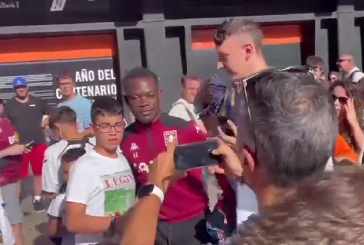 Moment viral: fanii s-au îngrămădit să facă poze cu el, crezând că e fotbalist! Cum a reacționat bărbatul