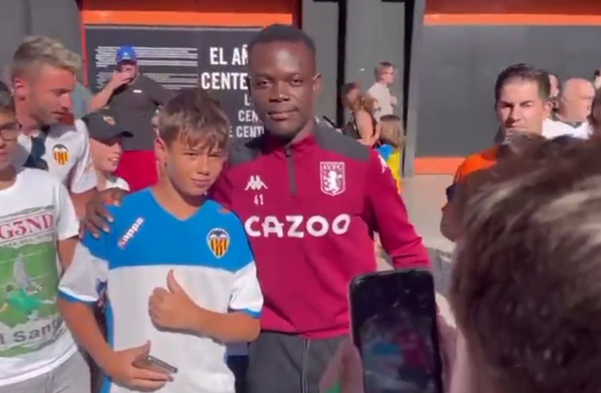 Moment viral: fanii s-au îngrămădit să facă poze cu el, crezând că e fotbalist! Cum a reacționat bărbatul