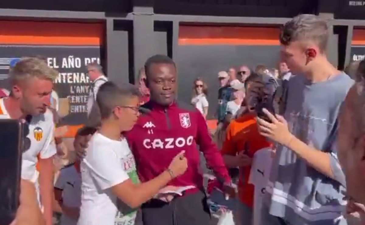 Fanii Valenciei s-au fotografiat cu un fan de la Aston Villa crezând că e fotbalist