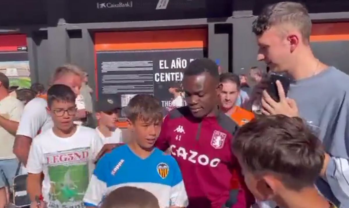 Moment viral: fanii s-au îngrămădit să facă poze cu el, crezând că e fotbalist! Cum a reacționat bărbatul