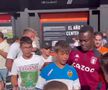 Fanii Valenciei s-au fotografiat cu un fan de la Aston Villa crezând că e fotbalist