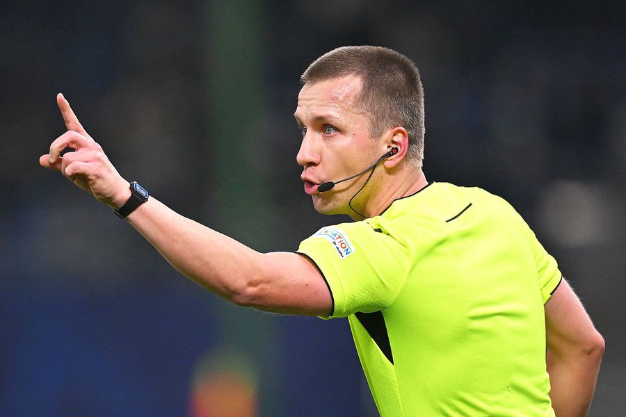 Halucinant: urmau să arbitreze în această seară în Champions League, dar au fost ARESTAȚI după ce s-au îmbătat și au furat un semn de circulație!