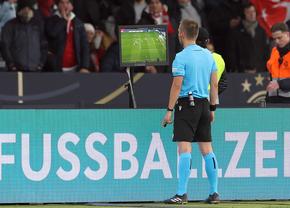 Halucinant: urmau să arbitreze în această seară în Champions League, dar au fost ARESTAȚI după ce s-au îmbătat și au furat un semn de circulație!