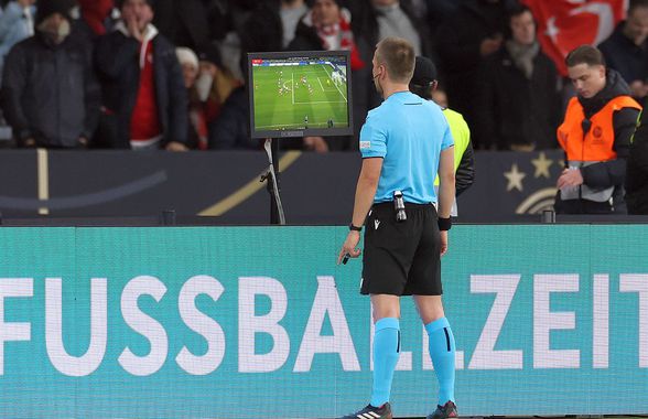 Halucinant: urmau să arbitreze în această seară în Champions League, dar au fost ARESTAȚI după ce s-au îmbătat și au furat un semn de circulație!