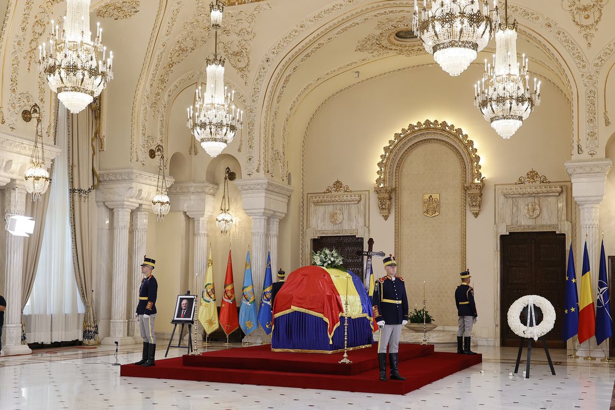 Gigi Becali n-a zăbovit nici 30 de secunde la catafalcul lui Ion Iliescu » A făcut un gest scurt, a salutat fotografii și a mers la interviuri: „Noi știm că el a dat ordinul!”