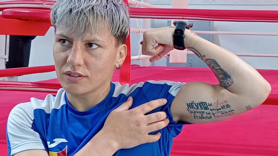 „Am căzut de pe sobă într-un cuțit, mi-au crăpat splina, vezica urinară și rectul” » Drama și povestea fabuloasă de viață a Lăcrămioarei Perijoc: „Mamă, ați văzut-o pe țăranca aia de la voi din clasă?!”