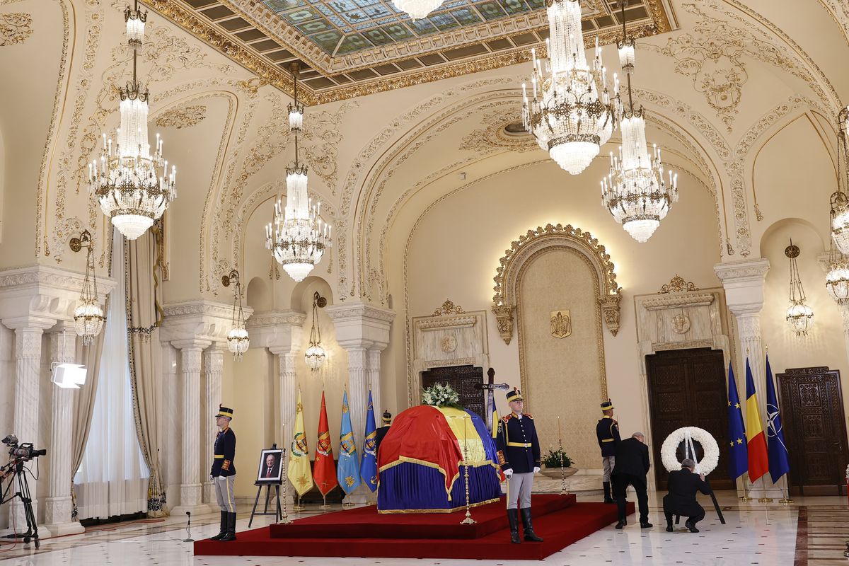 Ripostă dură din Generația de Aur, în timpul funeraliilor lui Ion Iliescu: „Dobitoci! Lăsați-l să plece”