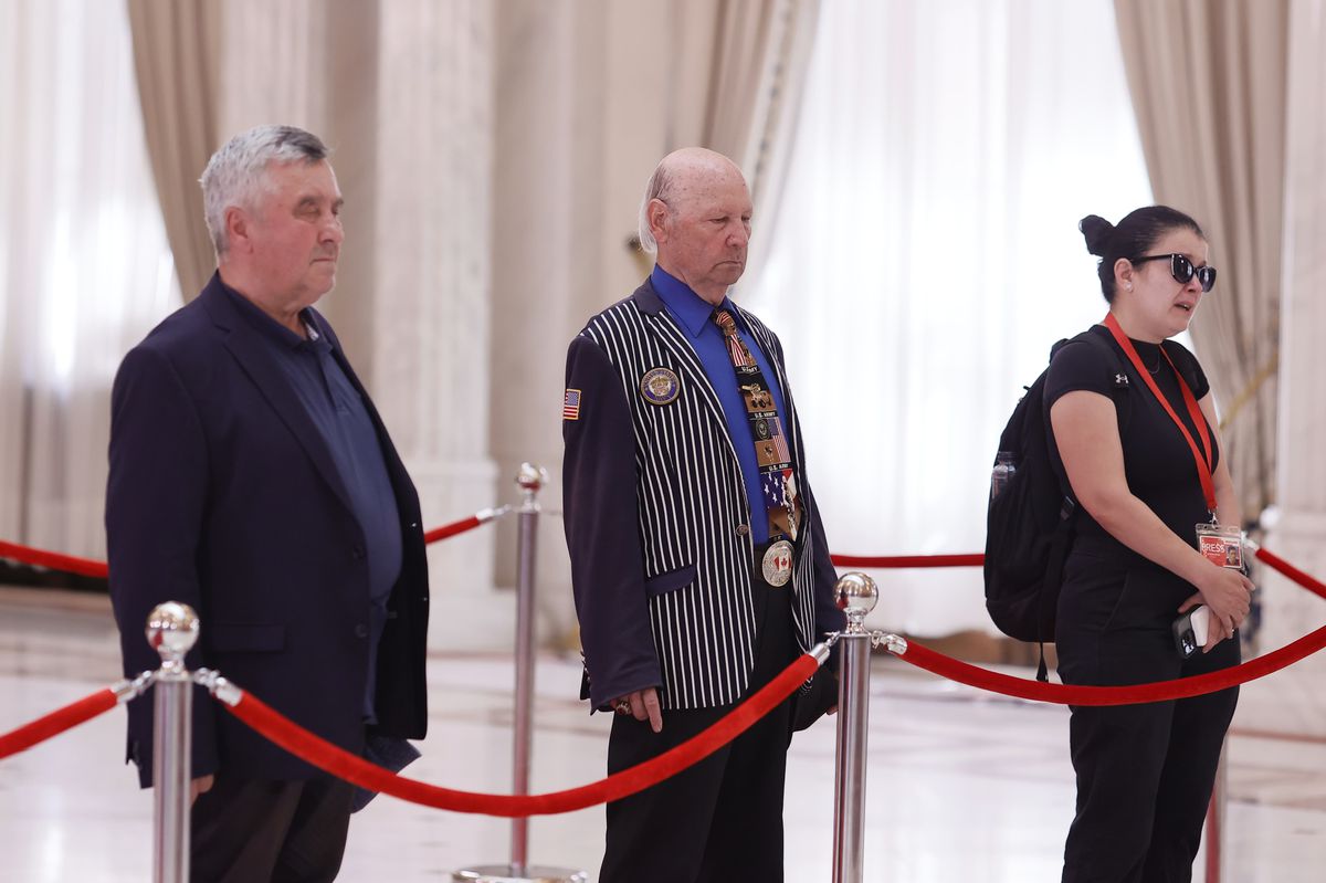 Gigi Becali n-a zăbovit nici 30 de secunde la catafalcul lui Ion Iliescu » A făcut un gest scurt, a salutat fotografii și a mers la interviuri: „Noi știm că el a dat ordinul!”