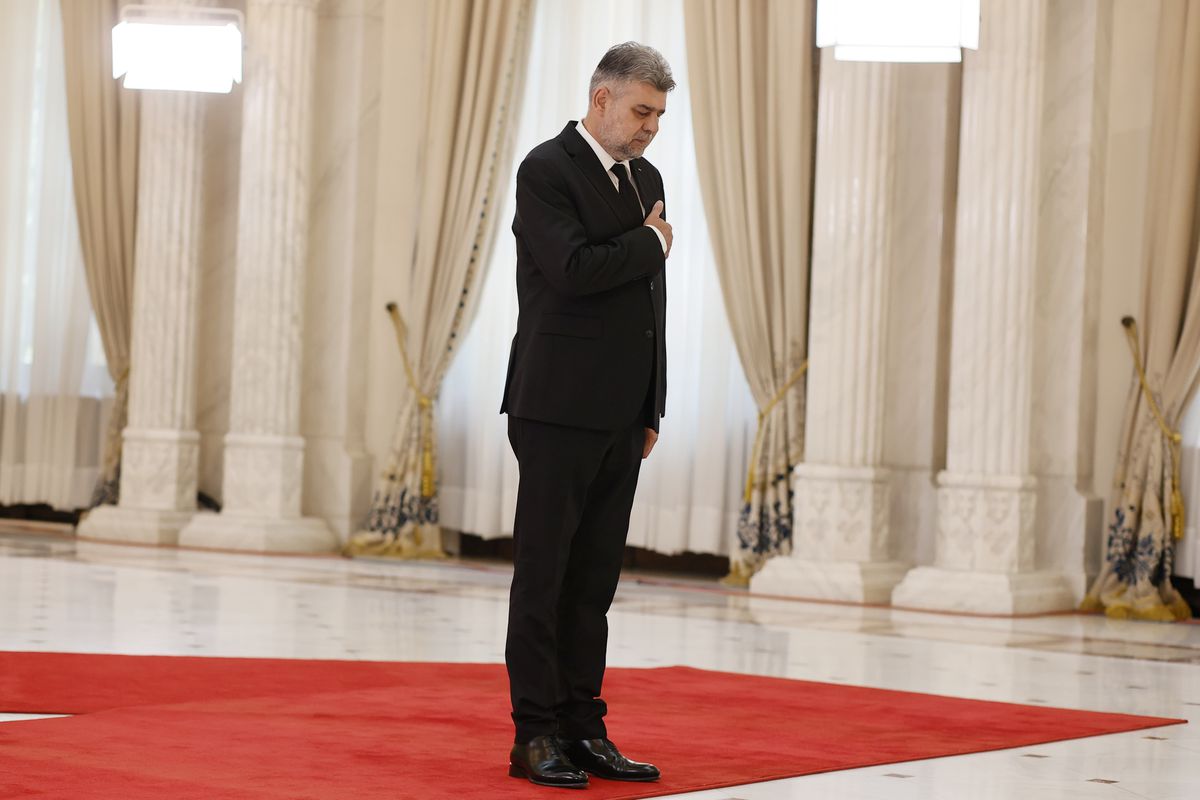 Gigi Becali n-a zăbovit nici 30 de secunde la catafalcul lui Ion Iliescu » A făcut un gest scurt, a salutat fotografii și a mers la interviuri: „Noi știm că el a dat ordinul!”