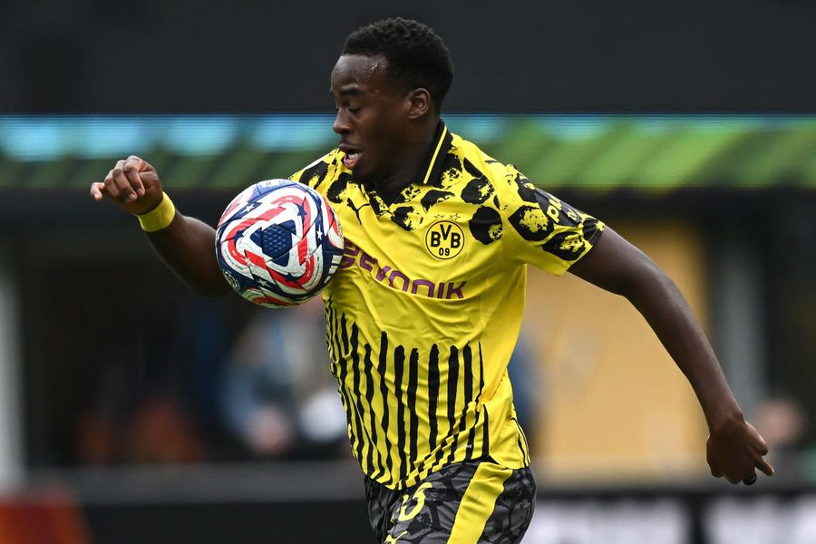 Extrema dreaptă Jamie Gittens (20 de ani) a fost vândută la Chelsea cu 56 de milioane de euro / Foto: Imago Al treilea cel mai scump „transfer” al verii la Dortmund nu e jucător » Incredibil pe ce a cheltuit Borussia 11 milioane de euro!