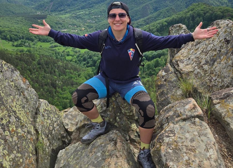 „Am căzut de pe sobă într-un cuțit, mi-au crăpat splina, vezica urinară și rectul” » Drama și povestea fabuloasă de viață a Lăcrămioarei Perijoc: „Mamă, ați văzut-o pe țăranca aia de la voi din clasă?!”