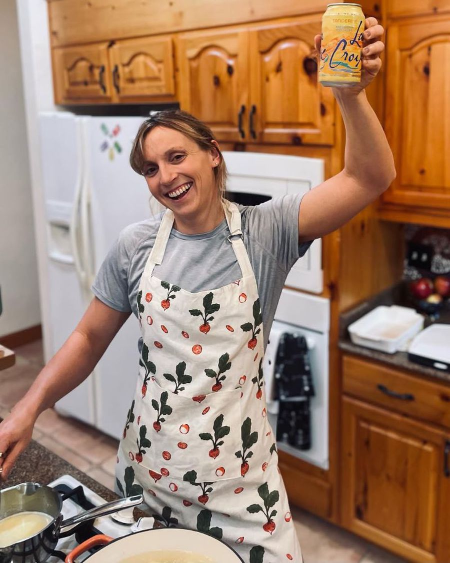Katie Ledecky în bucătărie Foto: Instagram Alimentul care nu lipsește din alimentația zilnică a legendarei Katie Ledecky: „La mijlocul zilei, mi-o fac eu. Un obicei care merge”